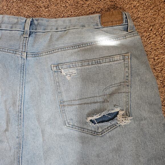 American Eagle Curvy Mom Jeans Womens 22 Light Blue Denim Stretch Distressed EUC - Picture 9 of 13
